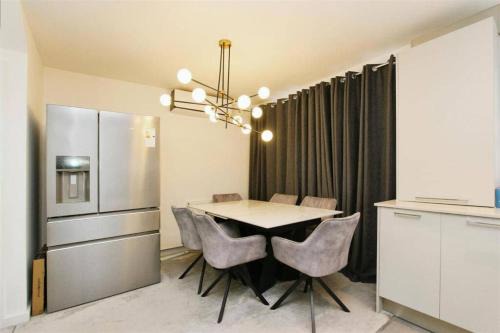 Ebbsfleet Valley Apartment | Family Friendly 4-Bedrooms