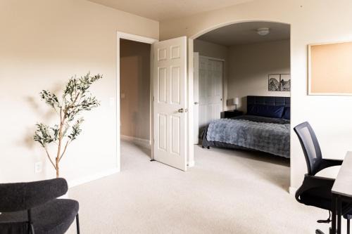 Neighbors Southwest House | Family-friendly 5-bedroom home with workspace, jetted bathtub, grill, and AC