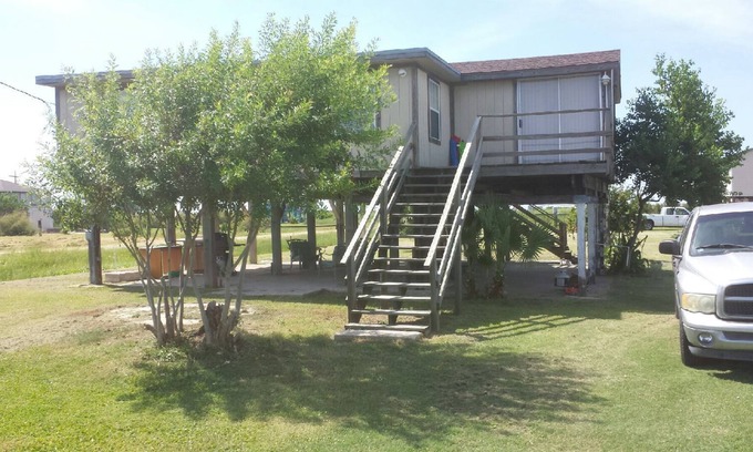 Galveston House | Family Friendly Cabin Good for Bird Watching Close to Crystal Beach & Galveston!