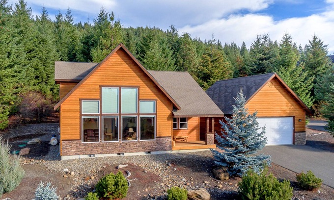 Ronald House | Family friendly Cabin in Roslyn Ridge! WiFi | Private Hot Tub | Summer Pool!