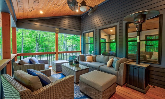 Jackson House | Family-Friendly Chalet: Hot Tub, Games, Fire Pit