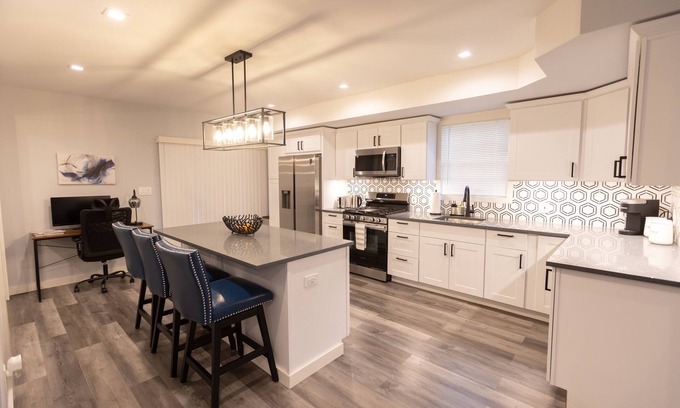 East Shore Cottage | Family Friendly Cottage for 8 with Arcade Games!