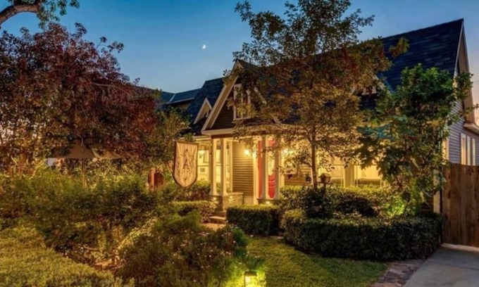 Whittier House | Family Friendly Cottage. 12 miles to Disneyland.