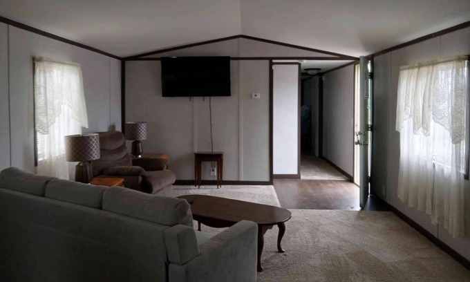 Helmer House | Family friendly, cozy home near the lake!