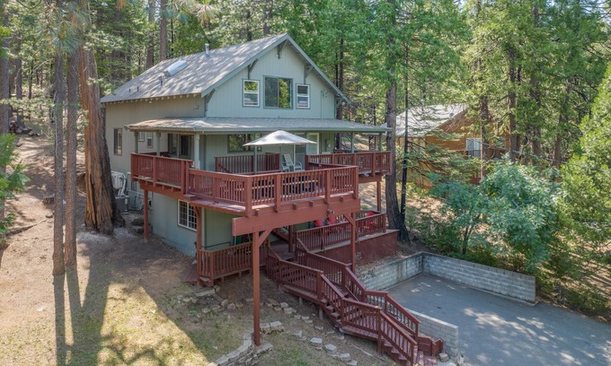 Glencoe Cabin | Family-Friendly Forest Cabin-Sleeps 20-3 Levels of Fun w/Arcade & Pool Table