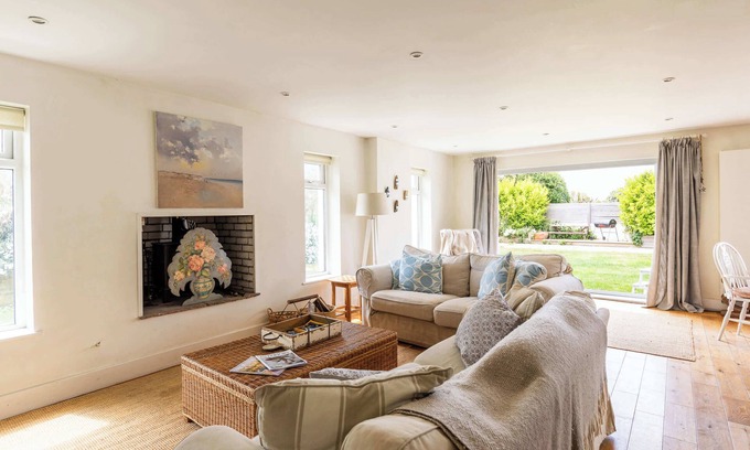 East Wittering House | Family-Friendly Beach House with Garden!