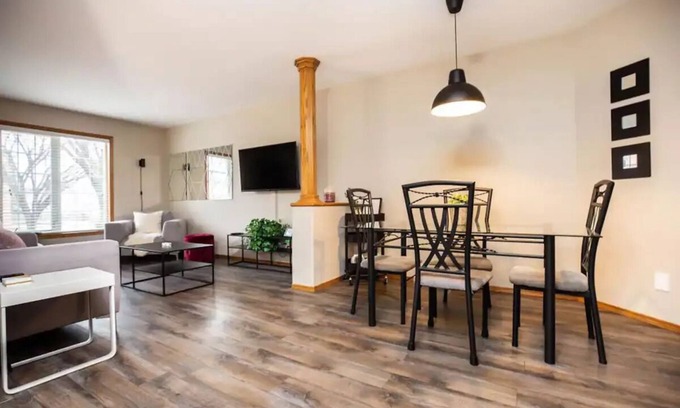 Winnipeg House | Family-Friendly Haven in Trendy South Osborne: 5-Star Comfort and Convenience!
