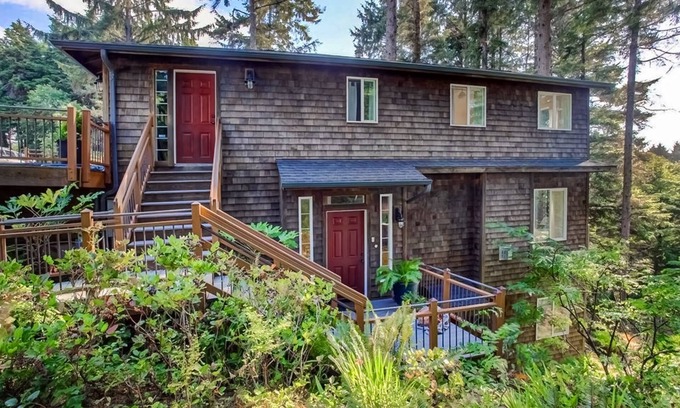 Tolovana Park House | Family-friendly home w/spacious deck, gas fireplace, & ocean view