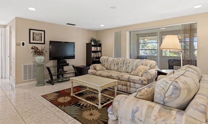 Warm Mineral Springs House | Family Friendly Home near Mineral Springs