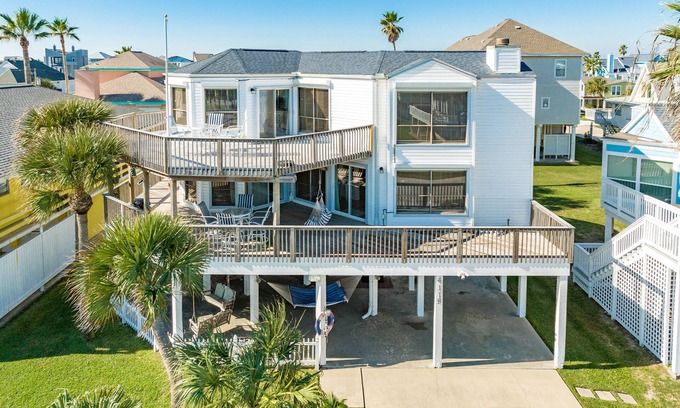 Pirates Beach House | Family Friendly in Pirates Beach - 2 Decks, Walk to Beach, Large Patio