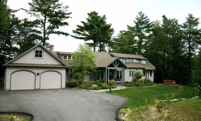 New London House | Family Friendly Lake Front Home