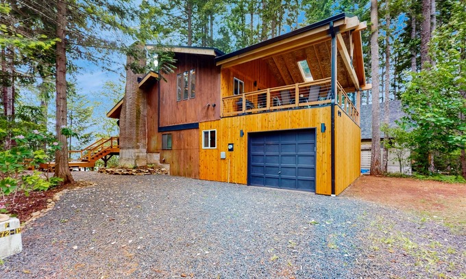 Hoodsport House | Family-friendly lakefront home with gas bbq, wifi and covered deck
