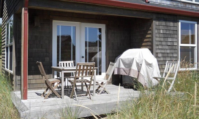 Shorepine Village House | Family Friendly Luxury Townhome near the Beach with Deck, BBQ and Beach Toys