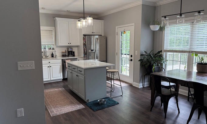 Troutville House | Family-Friendly Mountain Retreat EV Charger Peloton Pet Welcome