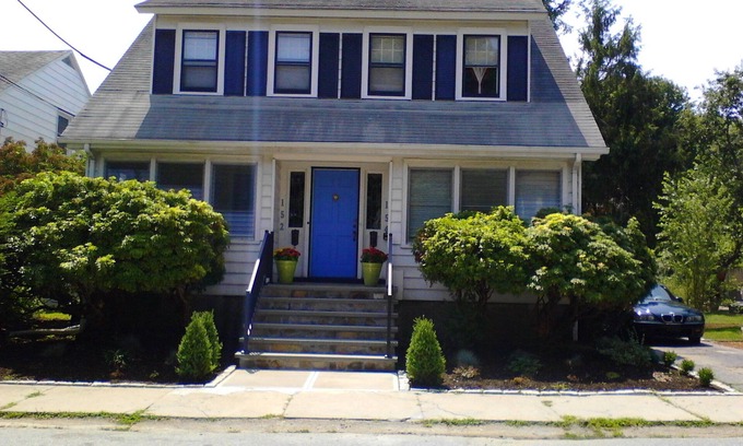 New London House | Family-friendly, quiet 3-bedroom 1930's home near beaches, colleges, USCGA, etc.