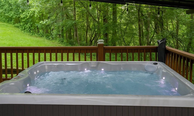 Seymour Cabin | Family-Friendly SmokyMountain Cabin W/hot tub/gameroom/Firepit/bunk beds near PF