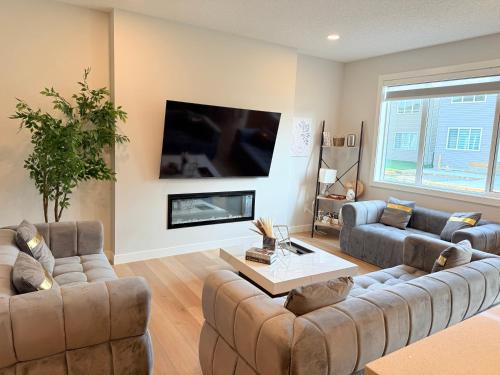 Southeast Edmonton House | Family Friendly Spaciousking Bed Wifisleeps 12
