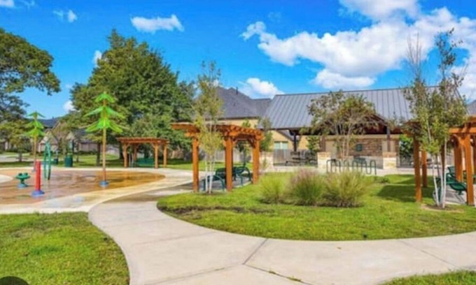 Conroe House | Family Friendly Stay with Parks and Pool Nearby