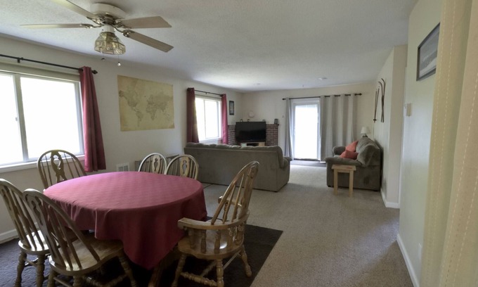 Center Conway Condo | Family friendly tree-house retreat - 10 mins from North Conway