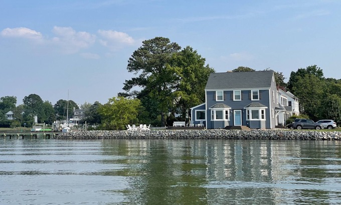 Norfolk House | Family-friendly waterfront home! Amazing views, kayaks, fire pit, boating & more
