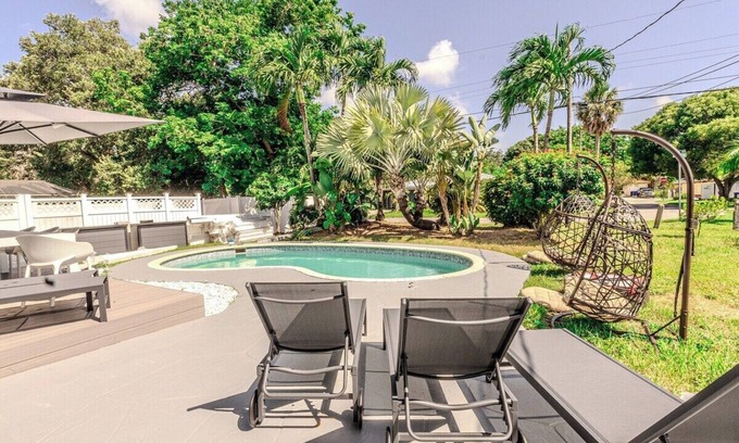 Edgewood House | Family Fun Fort Lauderdale: Pool, Games & Sleeps 10