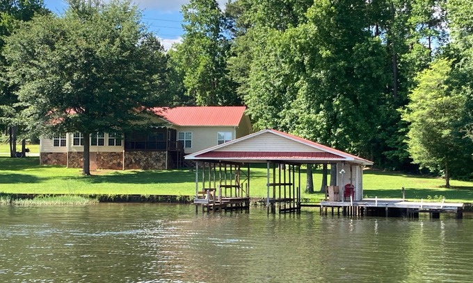 Milledgeville House | Family get away, pet friendly,fishing, boating and fun,