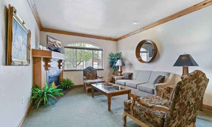 Midway Villa | Family Getaway~Pool, Tubing, Skiing, & Ice Castles Villa 1065-2