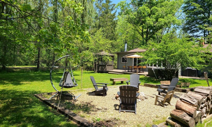 Shorewood-Tower Hills-Harbert House | Family Getaway w/year round Hot Tubn