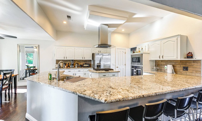 Greenacres House | Family Home in Bakersfield w/Zip Line