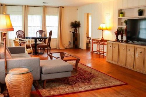 Downtown House | Family Home in Lafayette - 4BR Free Parking Downtown
