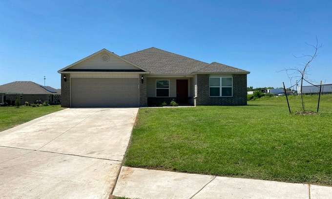 Newcastle House | Family Home in Small Country Town 15 min from OKC