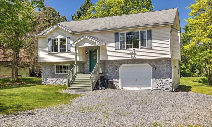Albrightsville House | FAMILY HOME , PETS FRIENDLY, HOT TUB, FIREPIT, 2 KAYAKS, 2 BLOCKS TO MAIN LAKE