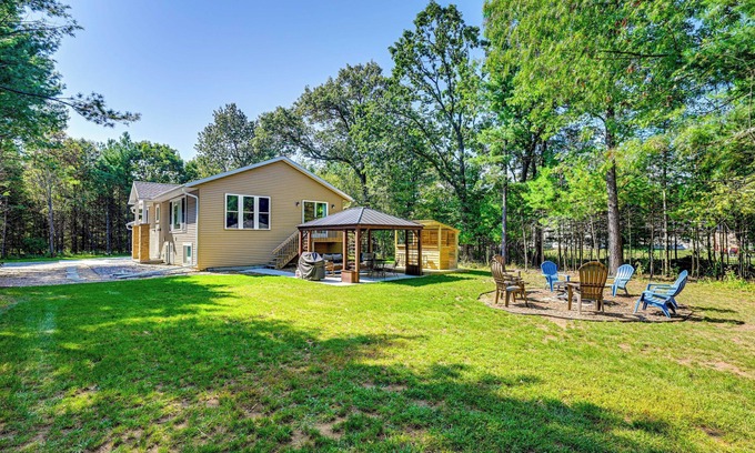 Arkdale House | Family Home w/Hot Tub: 2 Mi to Petenwell Lake!