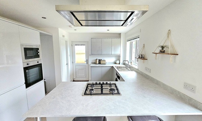 Newton Mearns House | Family Home with Free Parking