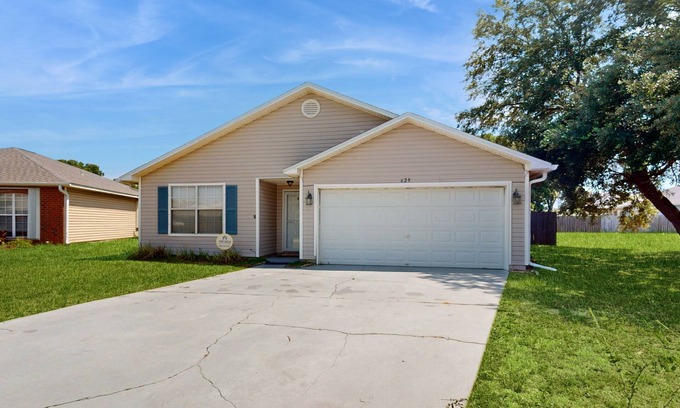 Emerald Shores House | Family home with pool, large fenced-in yard, WiFi, central AC - dog-friendly
