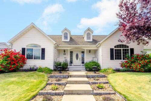 Post Falls House | Family Home With Pool Table - Fall Weekly Savings