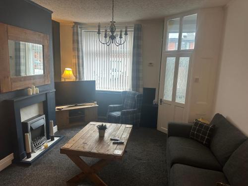 Chadderton Apartment | Family house