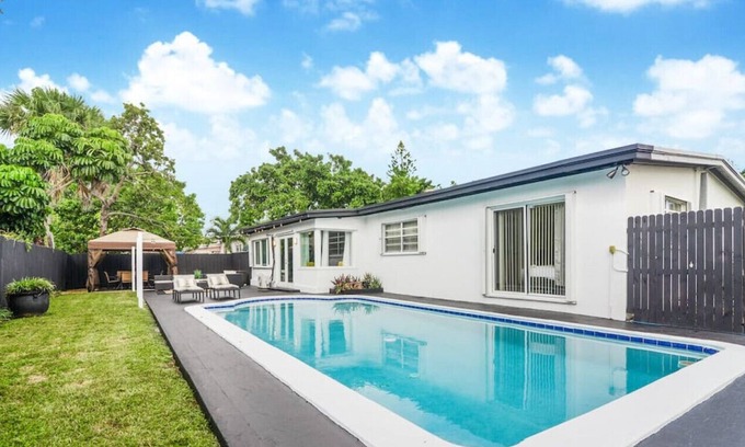 Ives Estates House | Family House w/Pool+Backyard+Nature