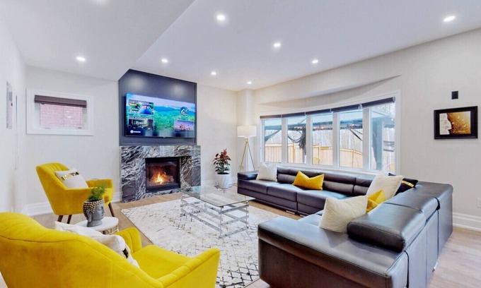 Innisfil House | Family Modern walkout Basement w/Sauna Indoor Fireplace Wifi