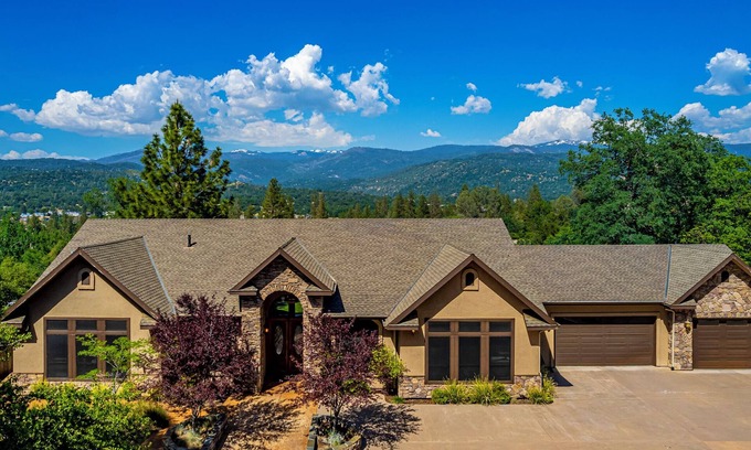 Oakhurst House | Family Mountain Paradise at Your Fingertips! Start Your Getaway Now!