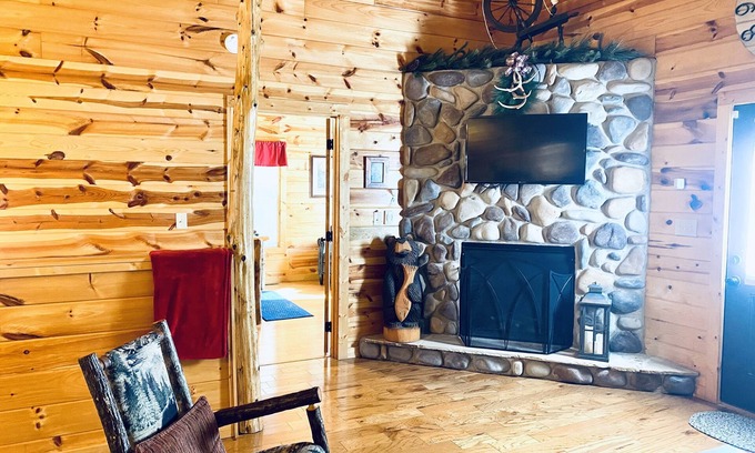 Pigeon Forge Cabin | Family Oriented Cabin, Close to Major Attractions, Easy to Access, Sleeps 8