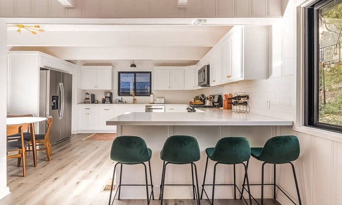 Cedar Glen Cabin | Family & Pet-Friendly, Cozy & Stylish Cabin Steps from Lake+Village