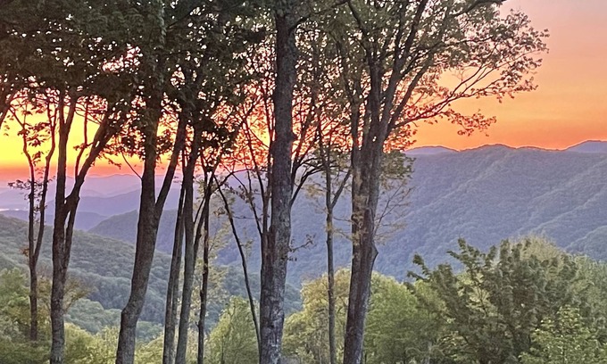 Maggie Valley Cabin | Family & Pet Friendly, Amazing Mtn Views & Sunrises- 4WD/AWD REQUIRED