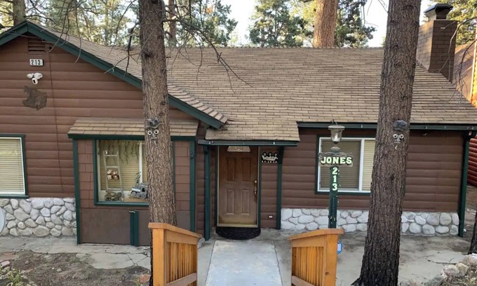 Big Bear City Cabin | Family/Pet Friendly - Hot Tub - TESLA Charger