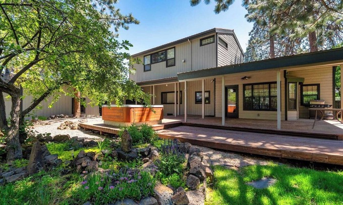 Southern Crossing House | Family/pet friendly home, sleeps 8. Enjoy our game room & soak in the hot tub after exploring Bend.