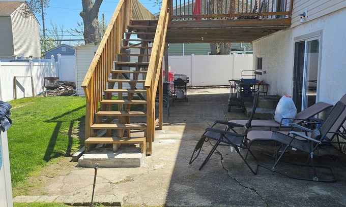 Island Park House | Family/Pet-Friendly 3 bedroom Apartment close to the beach.