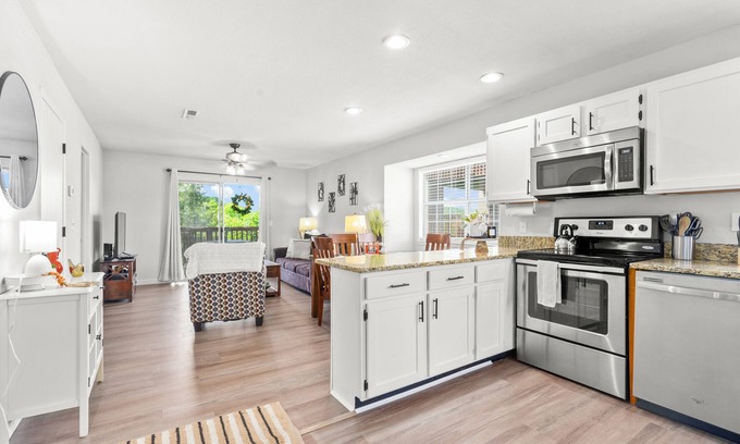 Branson West Condo | Family/Pet Friendly Walk-in Branson Condo by SDC with Pool