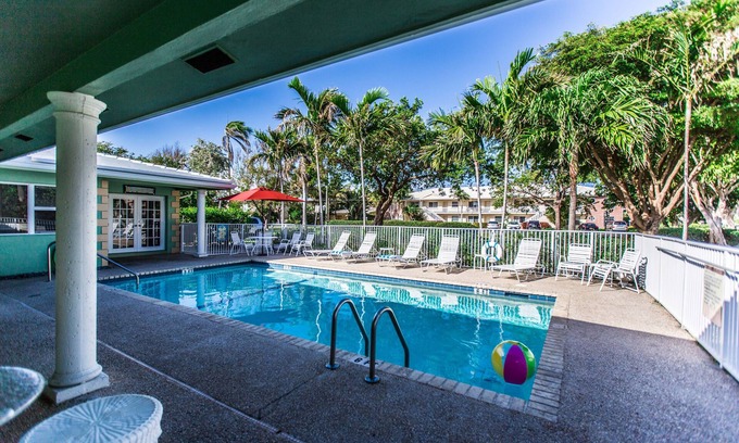 Survey Creek Condo | Family Poolside Suite with full kitchen! sleeps 5