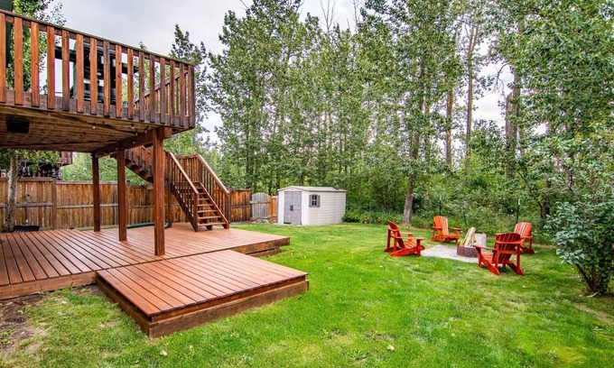 Sylvan Lake House | Family retreat backing onto the golf course, bring your kids and fur babies !