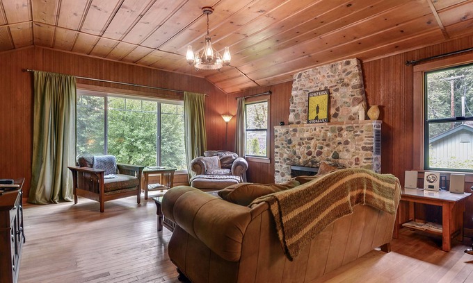 Cazadero Cabin | Family Retreat, Creek, Spa, Dog Friendly! Fall, Winter and Spring Special!